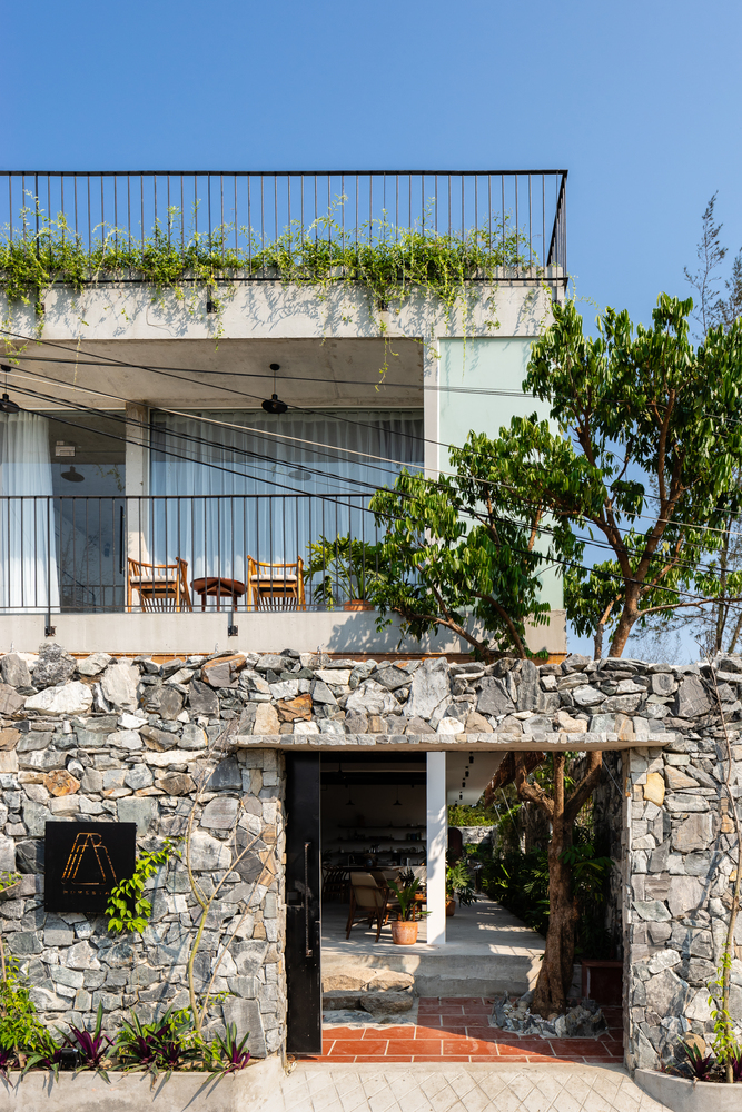 Mảnh đất xây nhà nằm ở vị trí đắc địa, cách bãi biển miền Trung chưa đến 200m, bao quanh bởi khung cảnh hoang sơ, yên bình và chưa được đầu tư phát triển. nhà ở kết hợp kinh doanh homestay