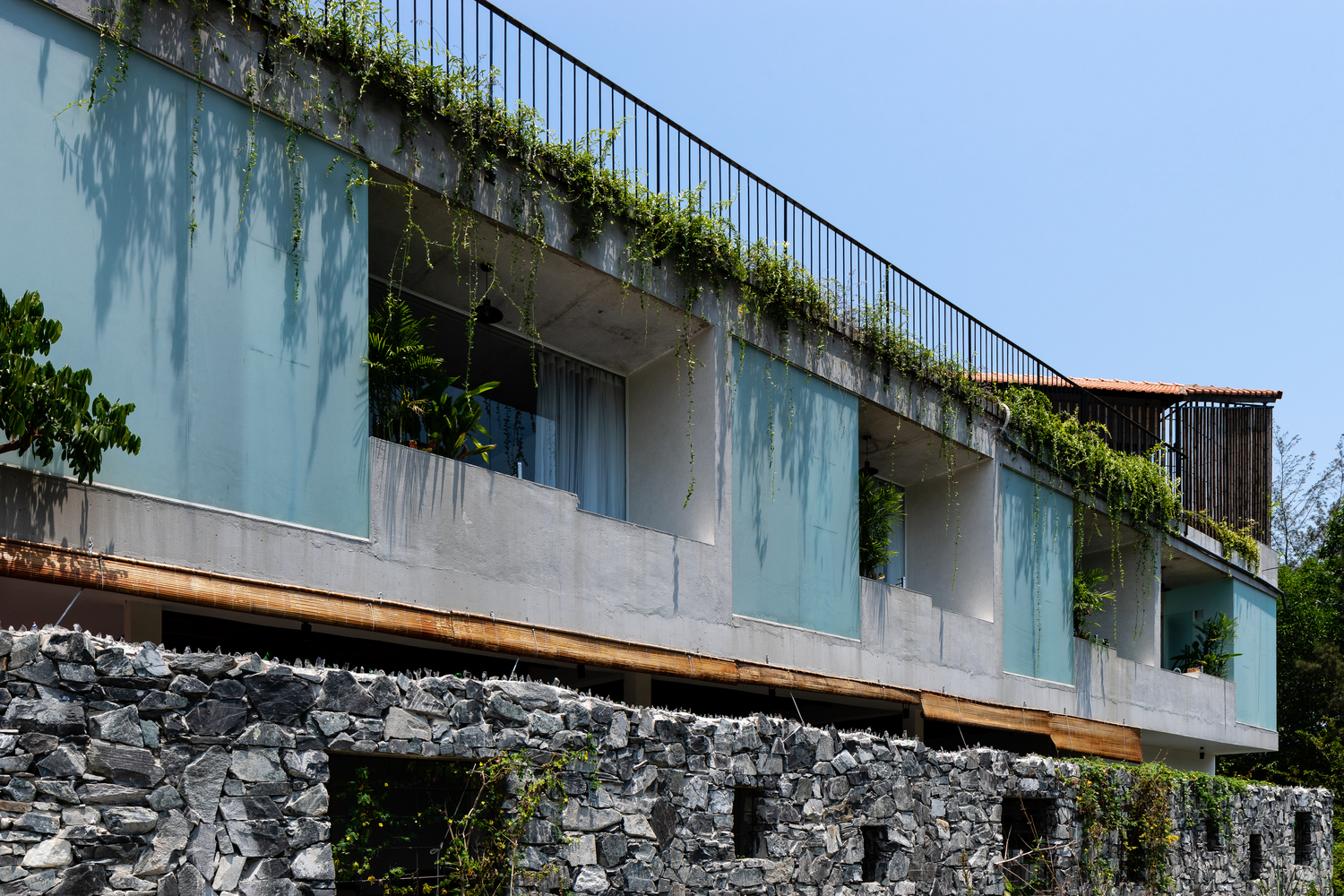 Nhằm duy trì độ bền cho công trình trong điều kiện khí hậu miền Trung khắc nghiệt, đồng thời tôn lên vẻ đẹp hoang sơ của thiên nhiên vùng biển, các kiến trúc sư đã lựa chọn gỗ và đá làm vật liệu chính. vật liệu xây nhà