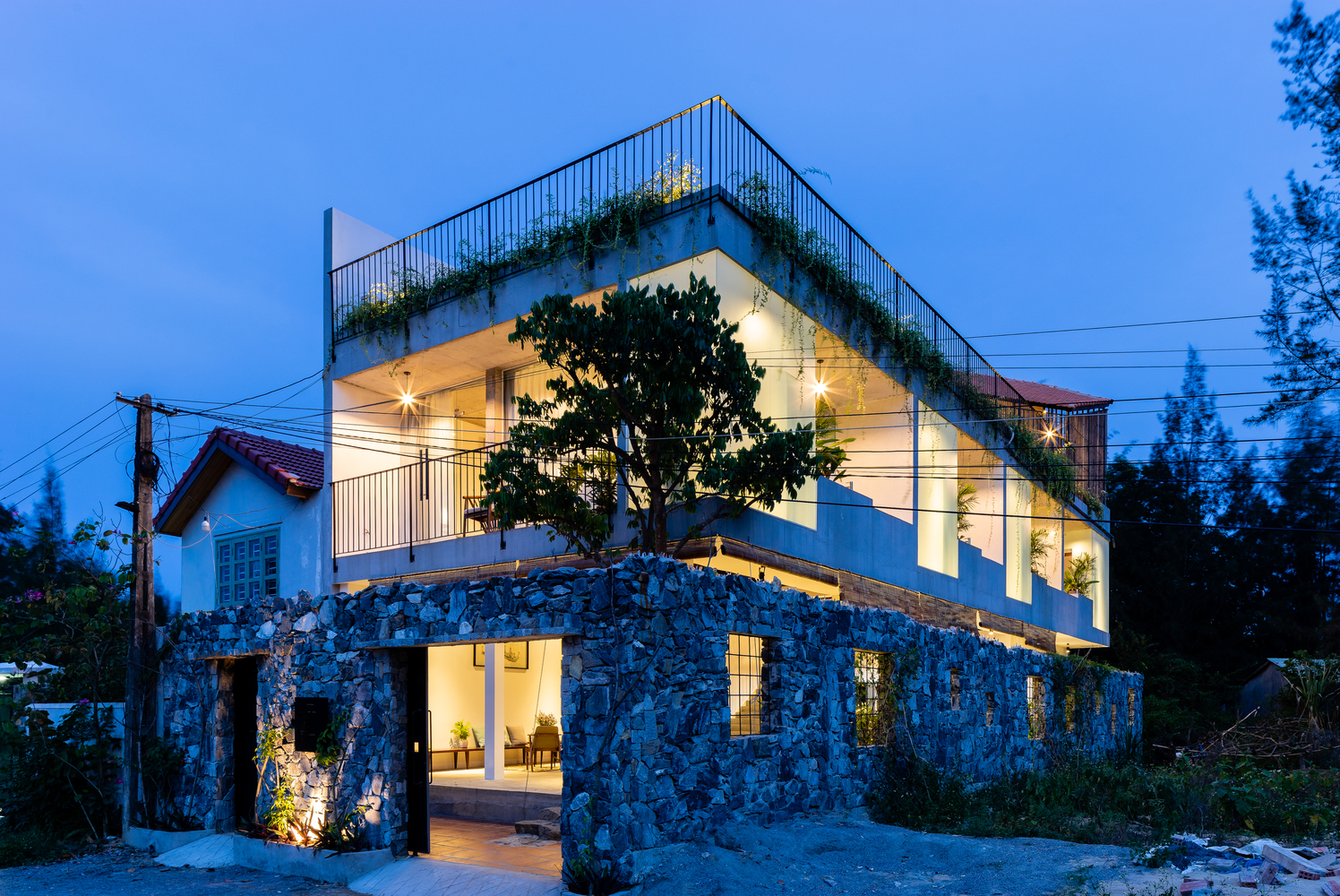 Giải pháp được các kiến trúc sư của D1 đưa ra không chỉ đáp ứng nhu cầu về một ngôi nhà vừa để ở, vừa để kinh doanh mà còn tận dụng được tối đa cảnh quan tự nhiên bao quanh. nhà đẹp