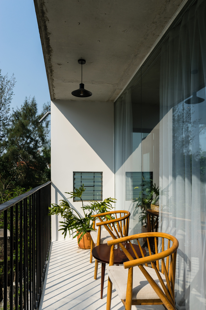 Do hạn chế về ngân sách, kiến trúc sư đã tìm cách khai thác tối đa vẻ đẹp thô mộc của vật liệu tự nhiên và chỉ lắp đặt tường kính tại những vị trí thực sự cần thiết. tường kính